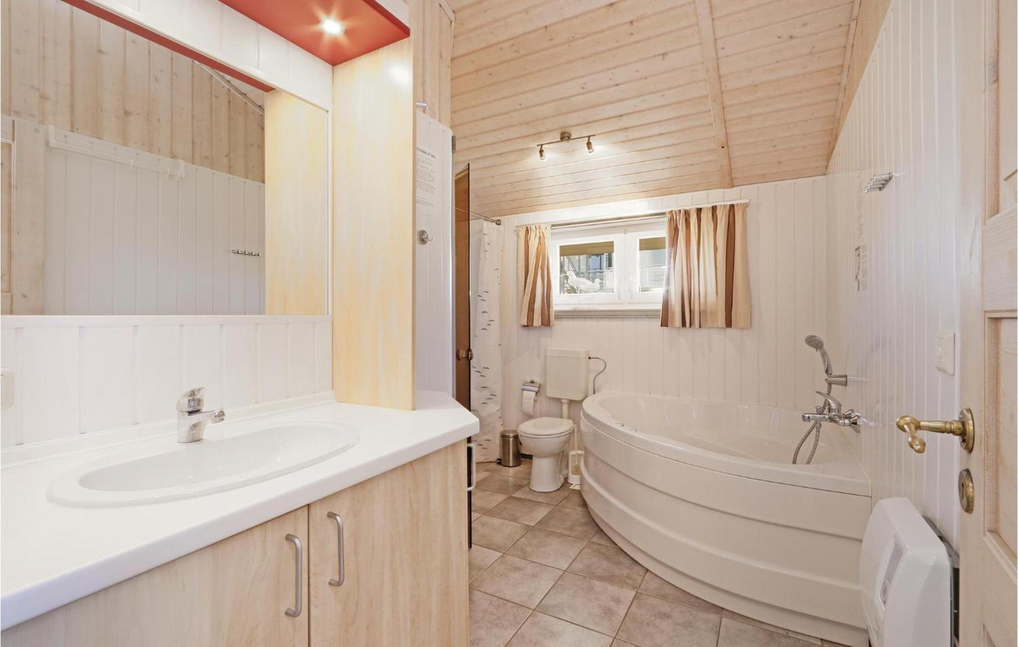 2 Bedroom Nice Home In レヒリン エクステリア 写真
